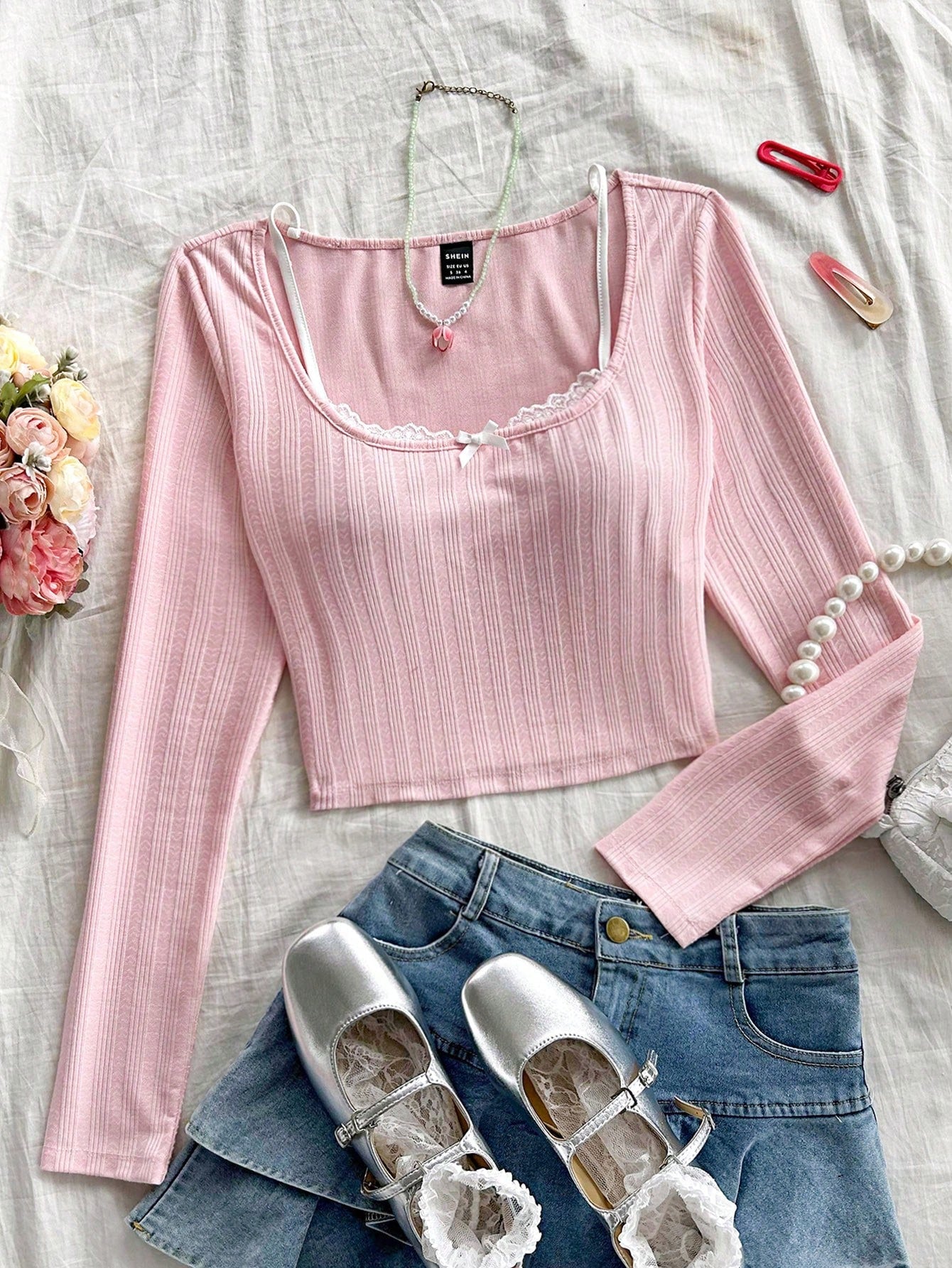 Soleia Camiseta de punto de manga larga con textura, cuello de pico y detalle de encaje simulado en capas, en color rosa de moda, para vacaciones de mujer