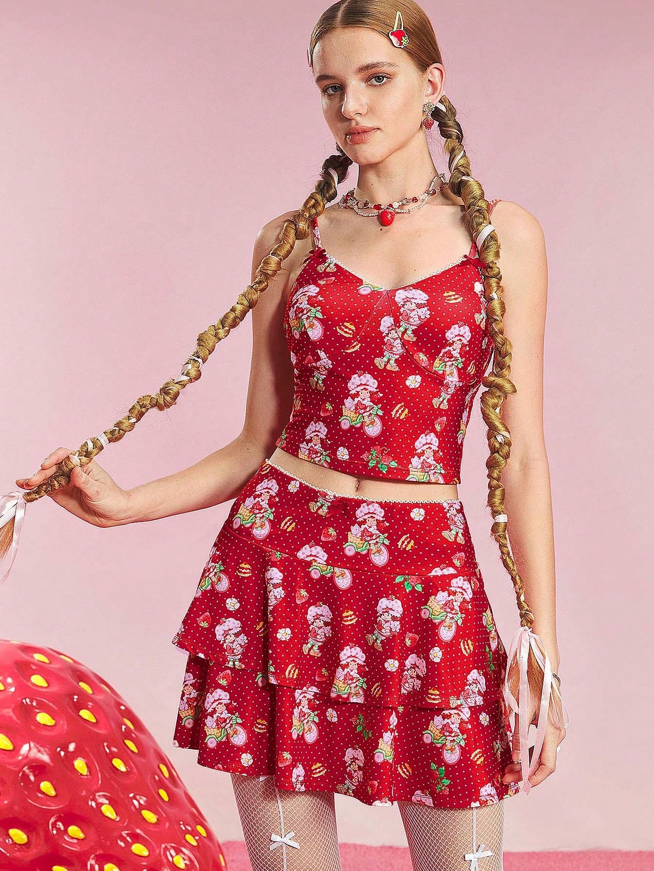 Strawberry Shortcake X SHEIN Set de 2 piezas para mujer de top de tirantes con estampado de dibujos animados y falda con bajo con volantes para verano