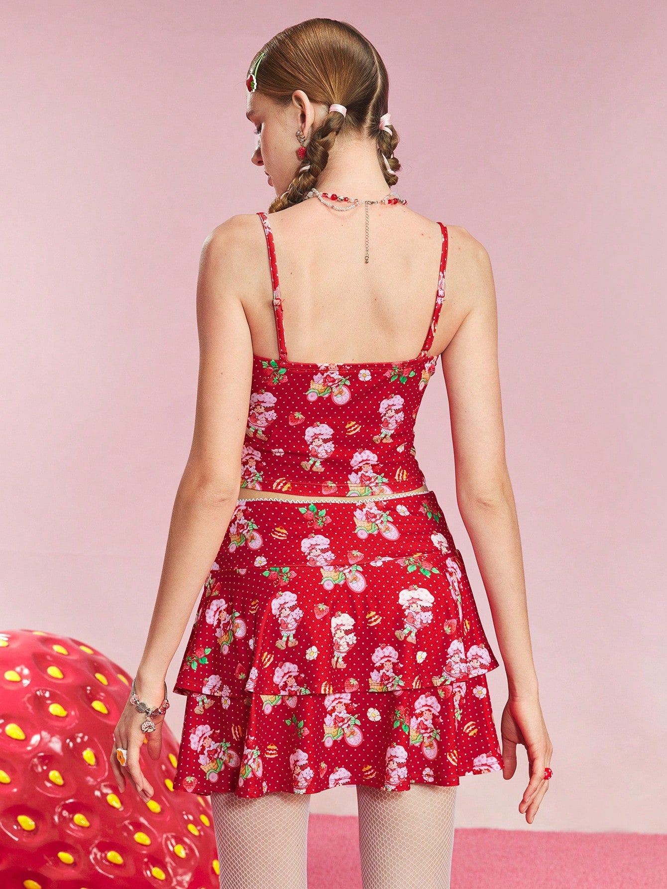 Strawberry Shortcake X SHEIN Set de 2 piezas para mujer de top de tirantes con estampado de dibujos animados y falda con bajo con volantes para verano