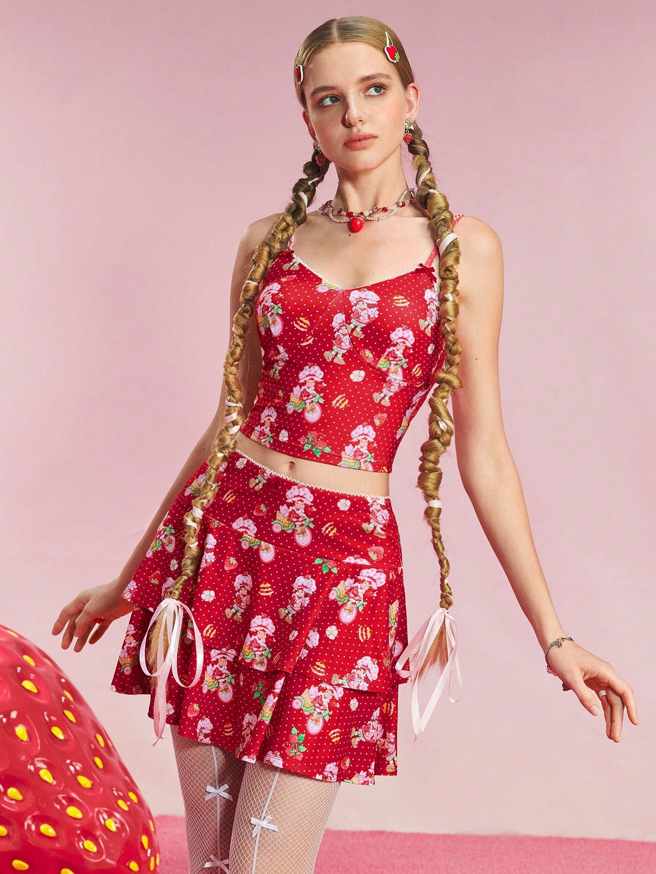 Strawberry Shortcake X SHEIN Set de 2 piezas para mujer de top de tirantes con estampado de dibujos animados y falda con bajo con volantes para verano