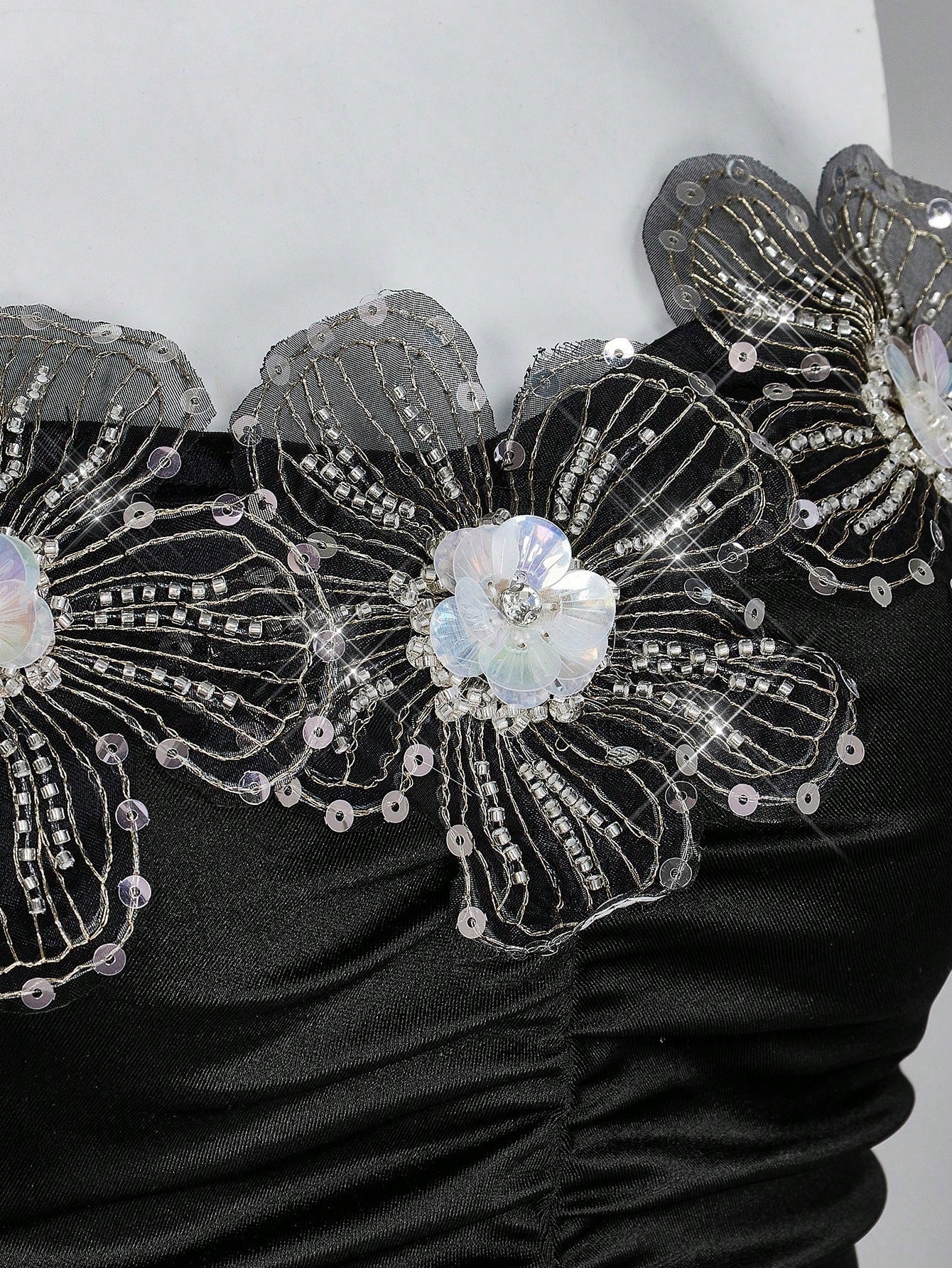 Sweetina 1 pieza Top bandeau plisada con decoración floral de gemas metálicas 3D