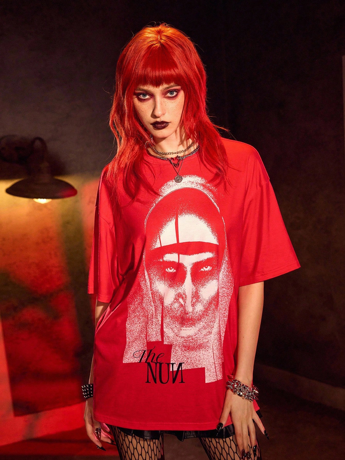The Nun X SHEIN Camiseta de manga corta casual de cuello redondo con gráfico de figura de terror en rojo