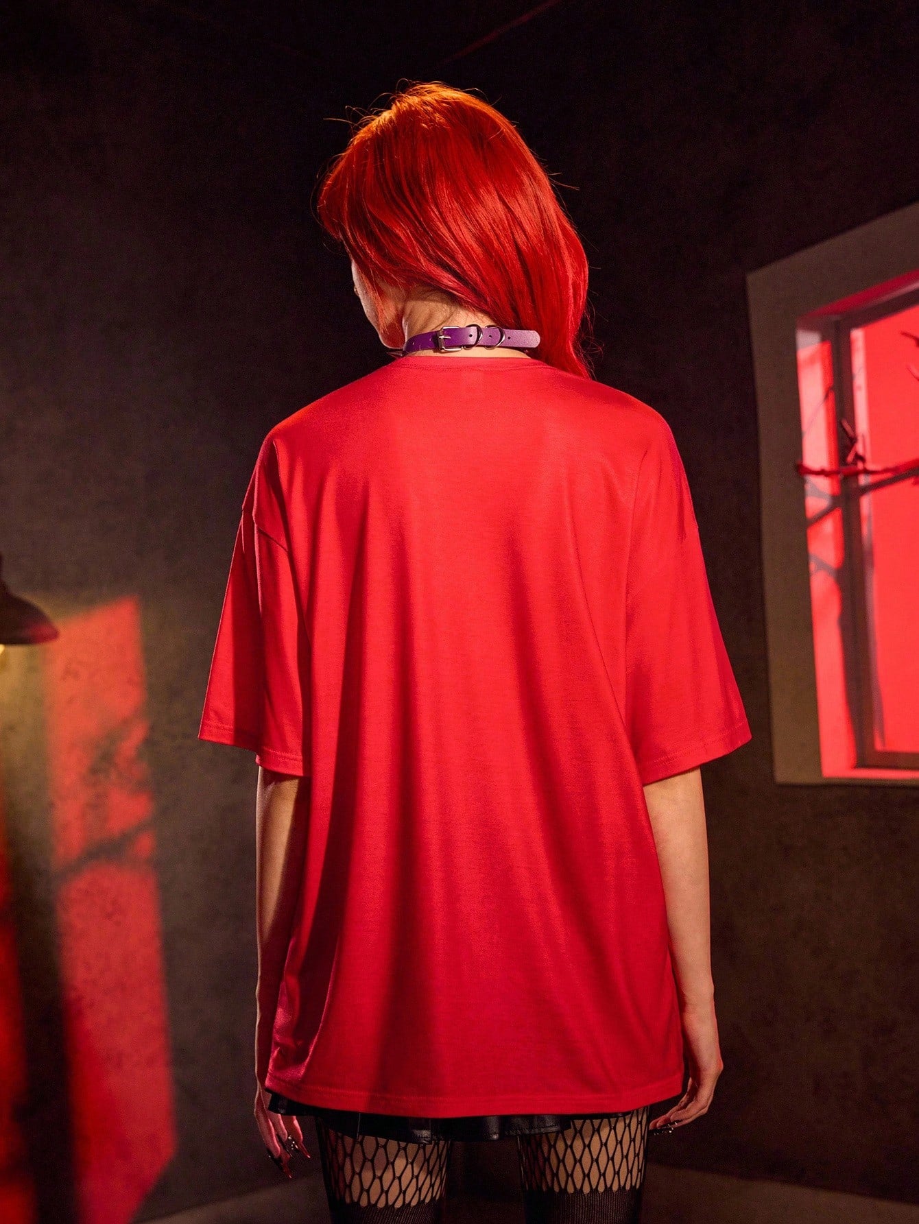 The Nun X SHEIN Camiseta de manga corta casual de cuello redondo con gráfico de figura de terror en rojo