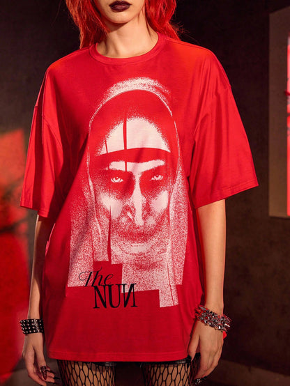 The Nun X SHEIN Camiseta de manga corta casual de cuello redondo con gráfico de figura de terror en rojo