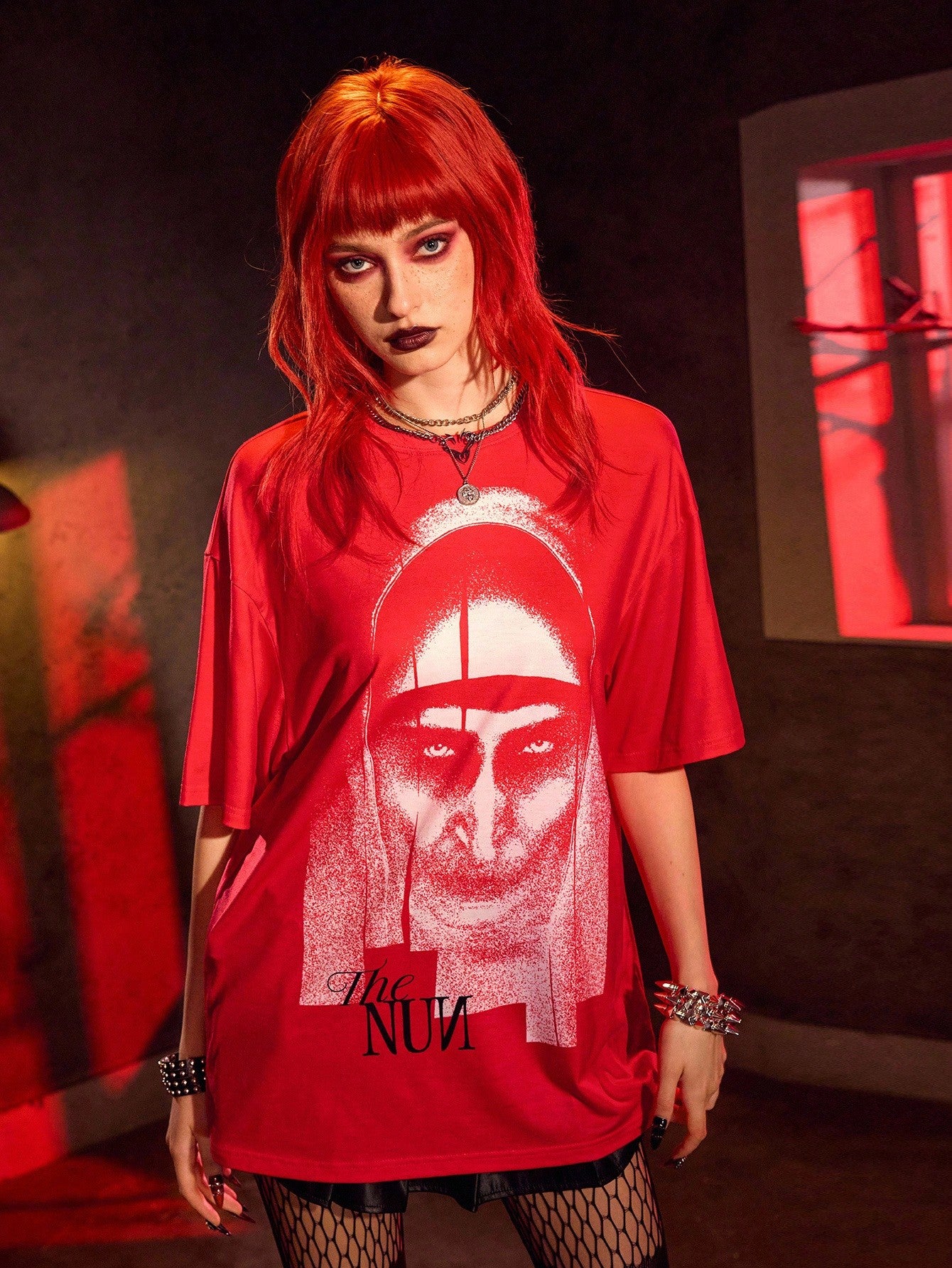 The Nun X SHEIN Camiseta de manga corta casual de cuello redondo con gráfico de figura de terror en rojo