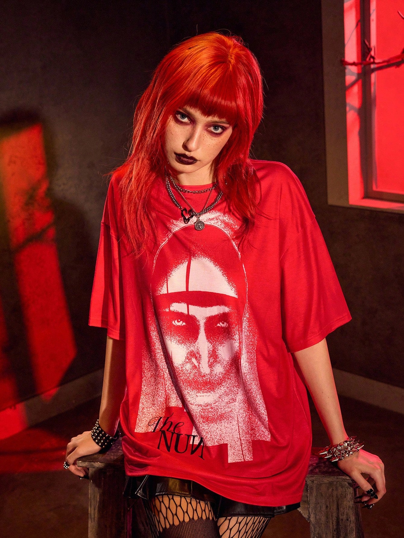 The Nun X SHEIN Camiseta de manga corta casual de cuello redondo con gráfico de figura de terror en rojo
