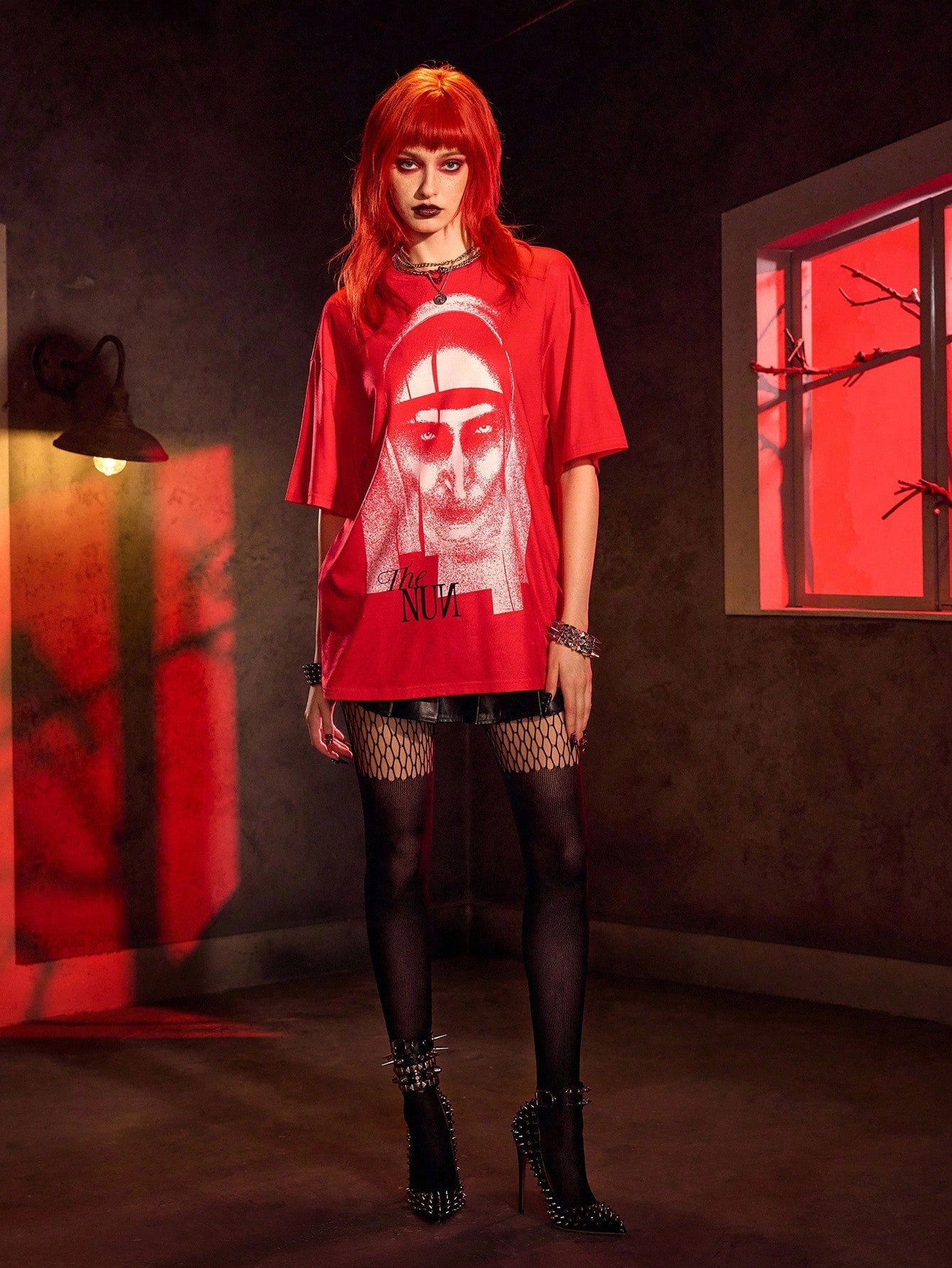 The Nun X SHEIN Camiseta de manga corta casual de cuello redondo con gráfico de figura de terror en rojo