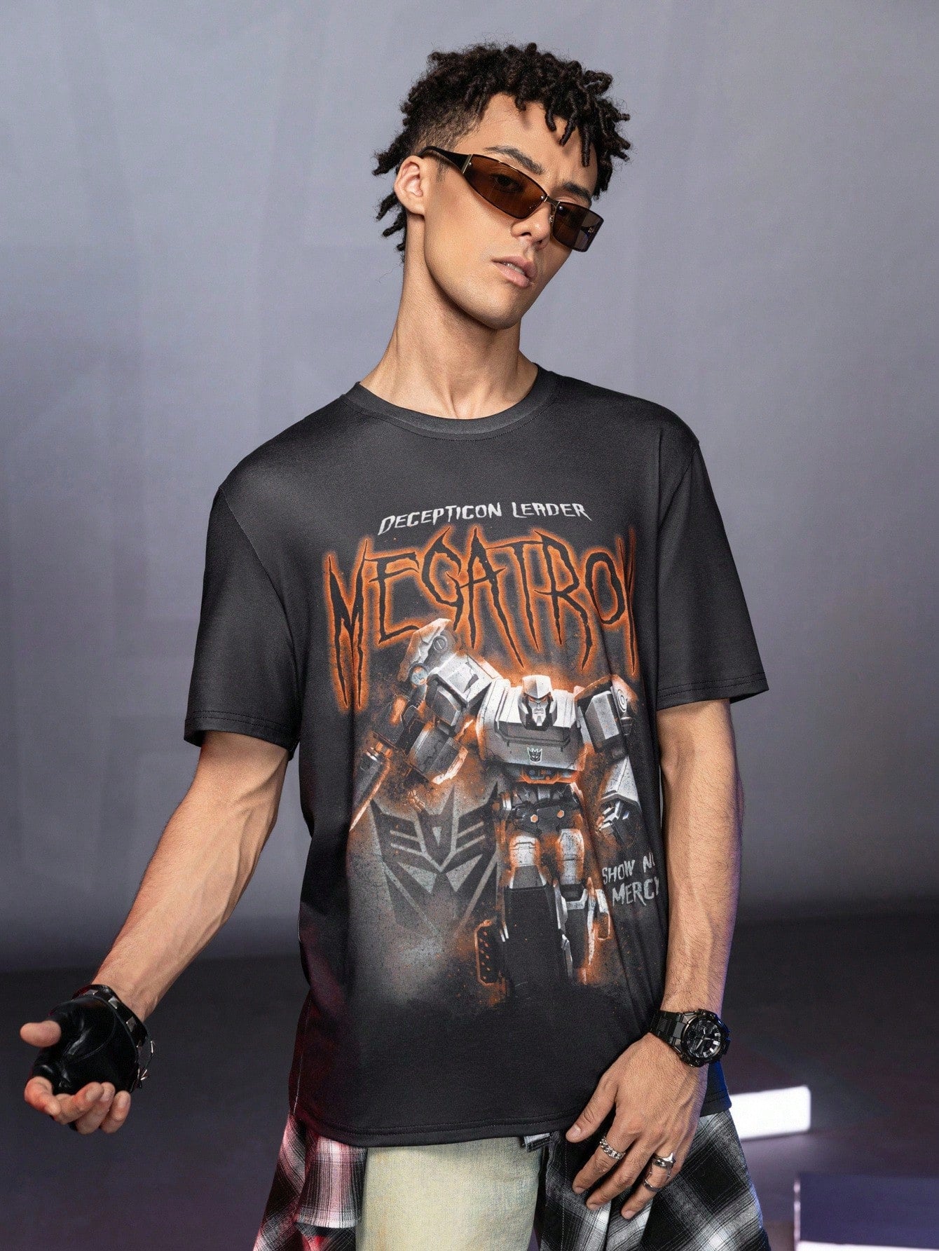 Transformers X SHEIN Camiseta de manga corta casual de verano para hombres con estampado de letra y robot