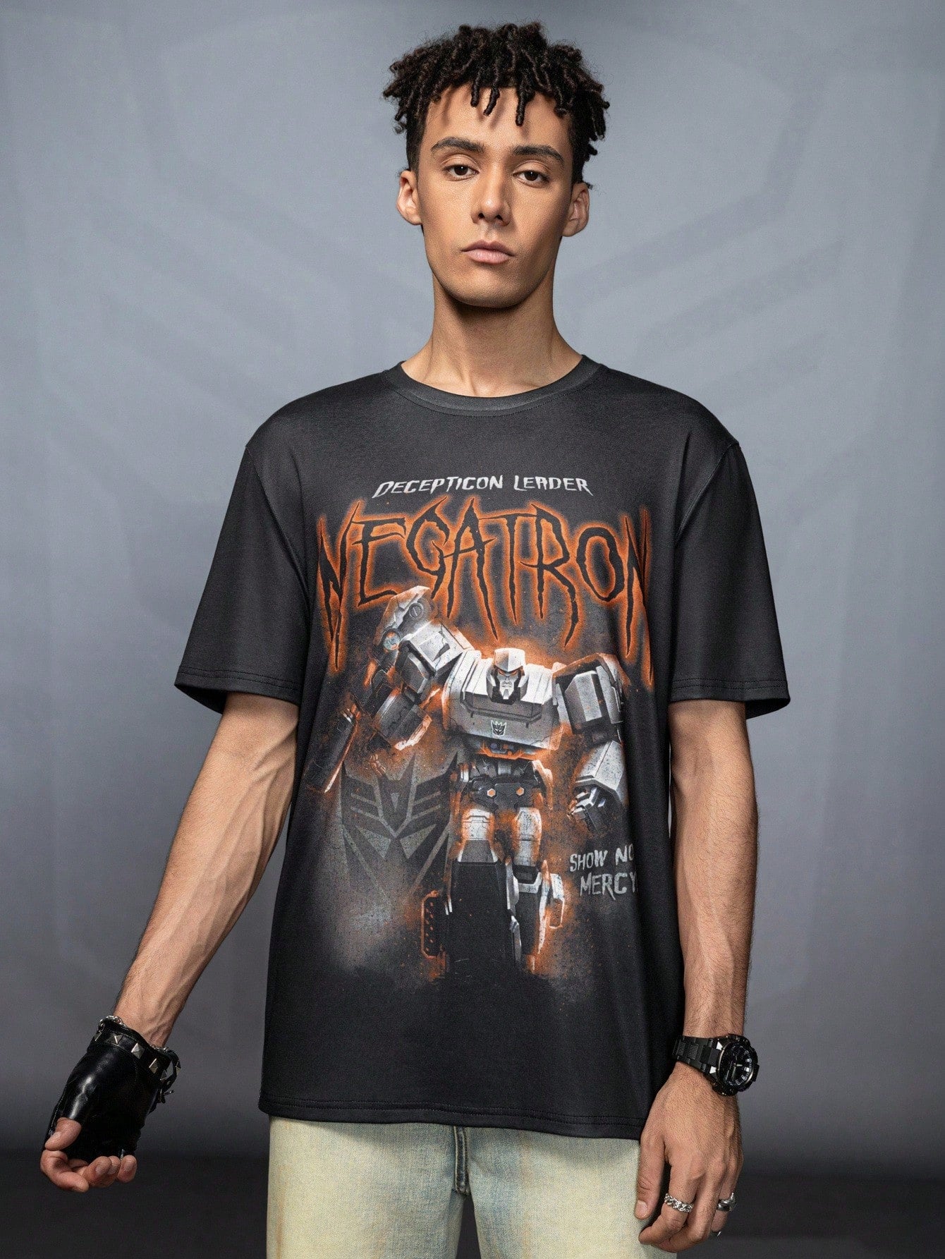 Transformers X SHEIN Camiseta de manga corta casual de verano para hombres con estampado de letra y robot