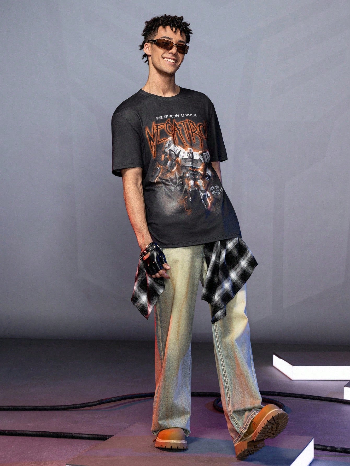 Transformers X SHEIN Camiseta de manga corta casual de verano para hombres con estampado de letra y robot