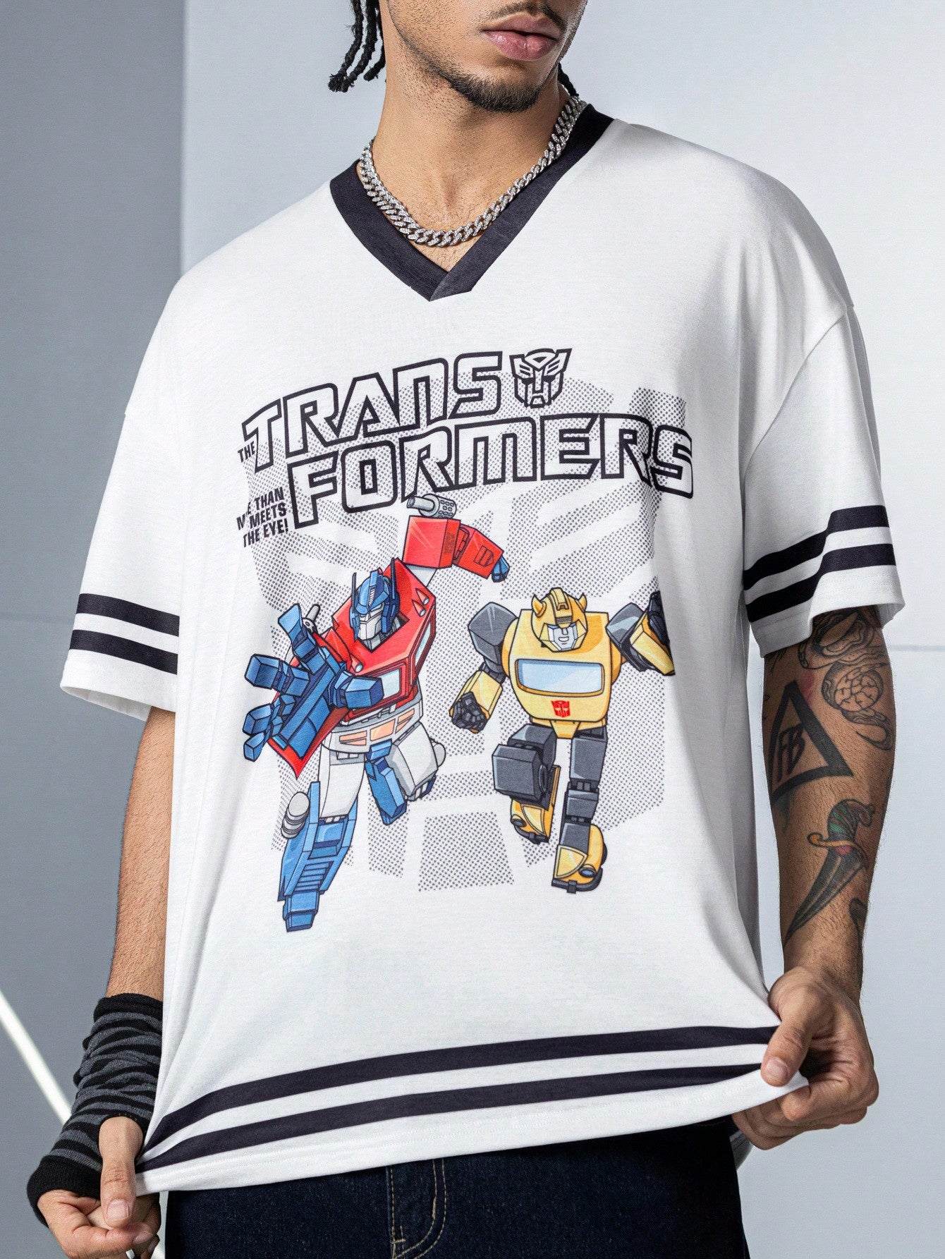 Transformers X SHEIN Camiseta de manga corta con cuello en V para hombres con estampado de letra y robot