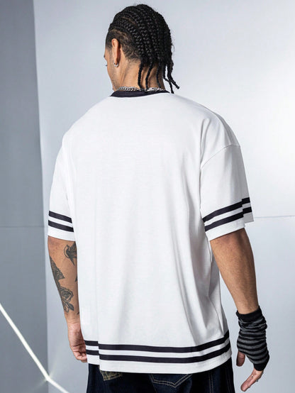 Transformers X SHEIN Camiseta de manga corta con cuello en V para hombres con estampado de letra y robot