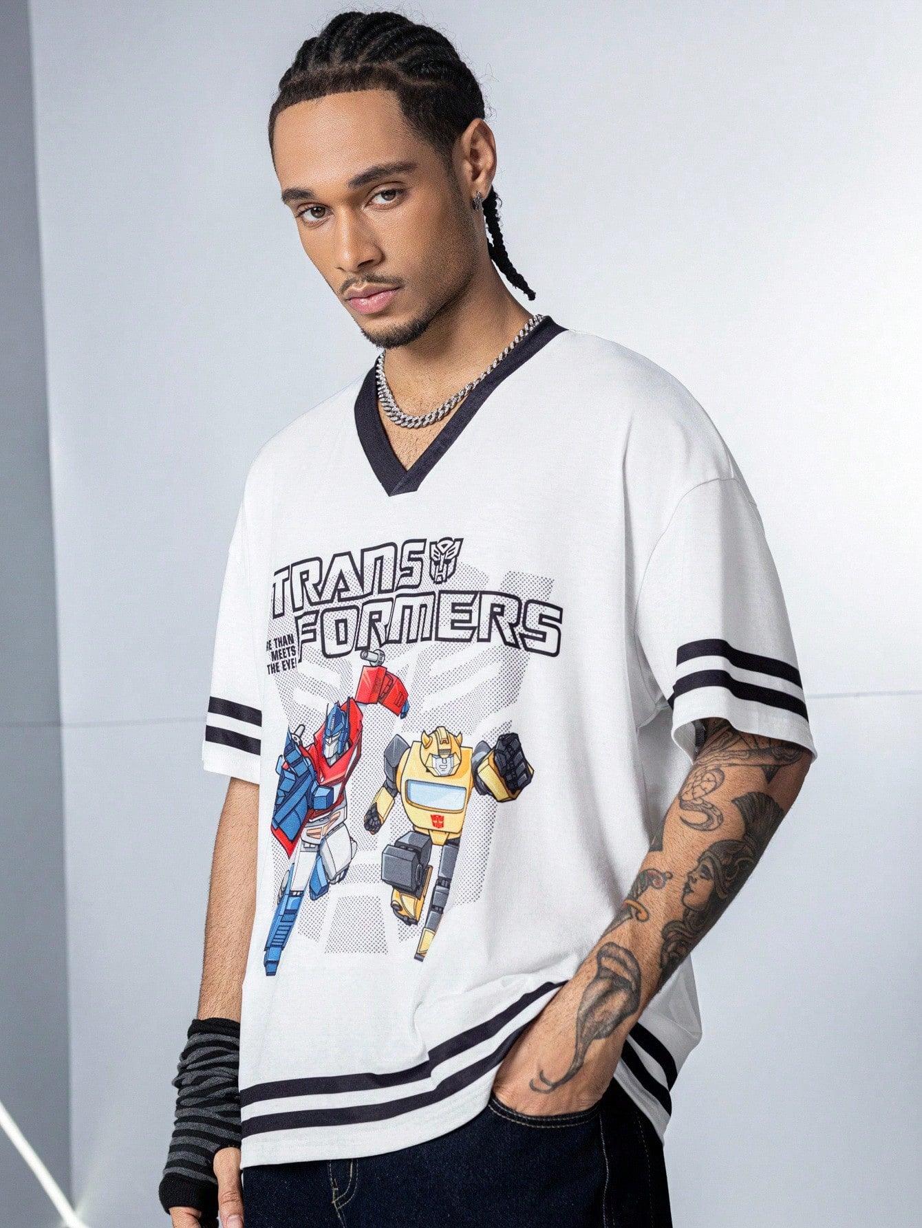 Transformers X SHEIN Camiseta de manga corta con cuello en V para hombres con estampado de letra y robot