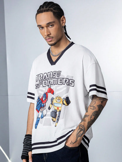 Transformers X SHEIN Camiseta de manga corta con cuello en V para hombres con estampado de letra y robot