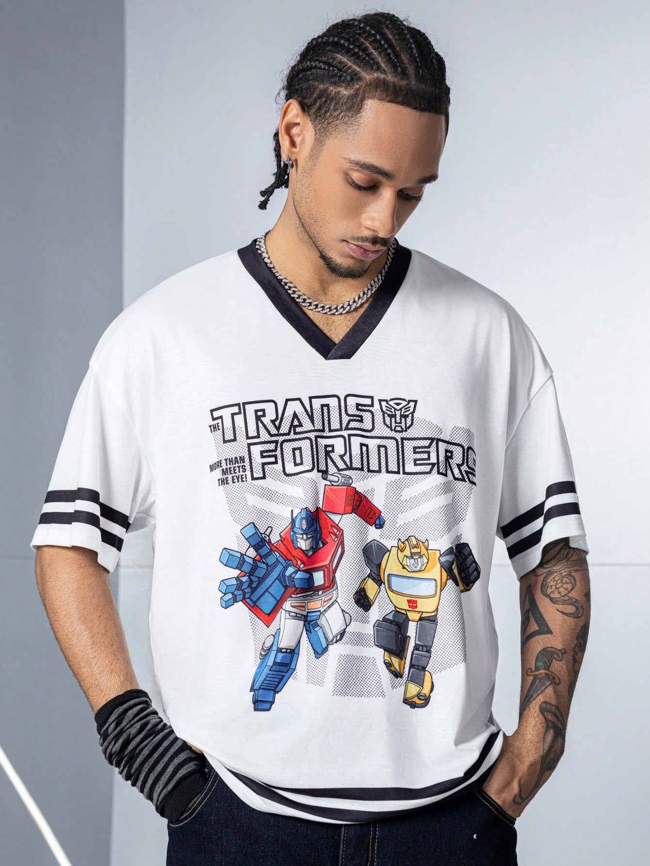 Transformers X SHEIN Camiseta de manga corta con cuello en V para hombres con estampado de letra y robot