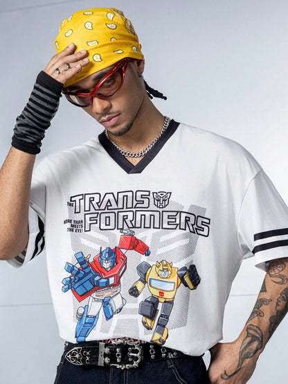 Transformers X SHEIN Camiseta de manga corta con cuello en V para hombres con estampado de letra y robot