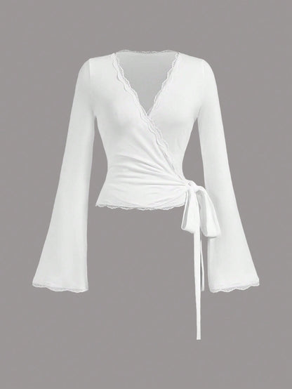 Camiseta de mujer de ajuste ceñido con parches de encaje de unicolor Amore, blusa elegante de mujer con cuello en V profundo y volantes, top deportivo de yoga y ballet con lazo, adecuado para salidas