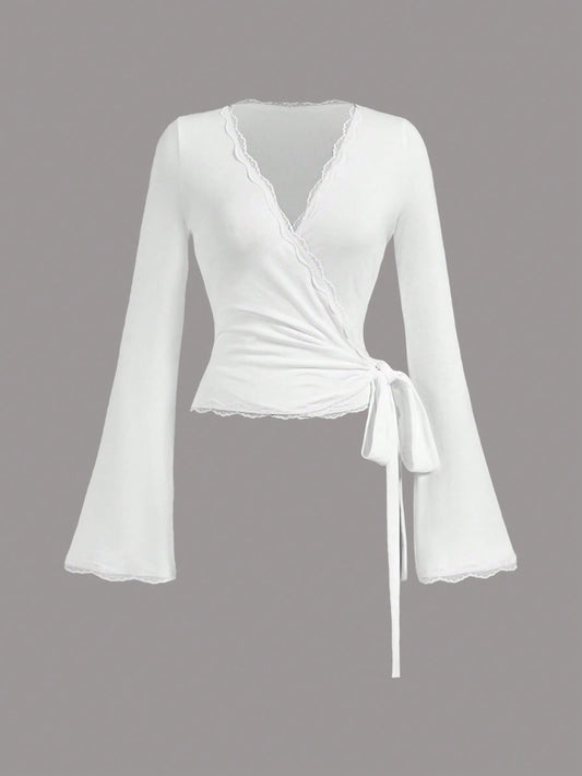 Camiseta de mujer de ajuste ceñido con parches de encaje de unicolor Amore, blusa elegante de mujer con cuello en V profundo y volantes, top deportivo de yoga y ballet con lazo, adecuado para salidas