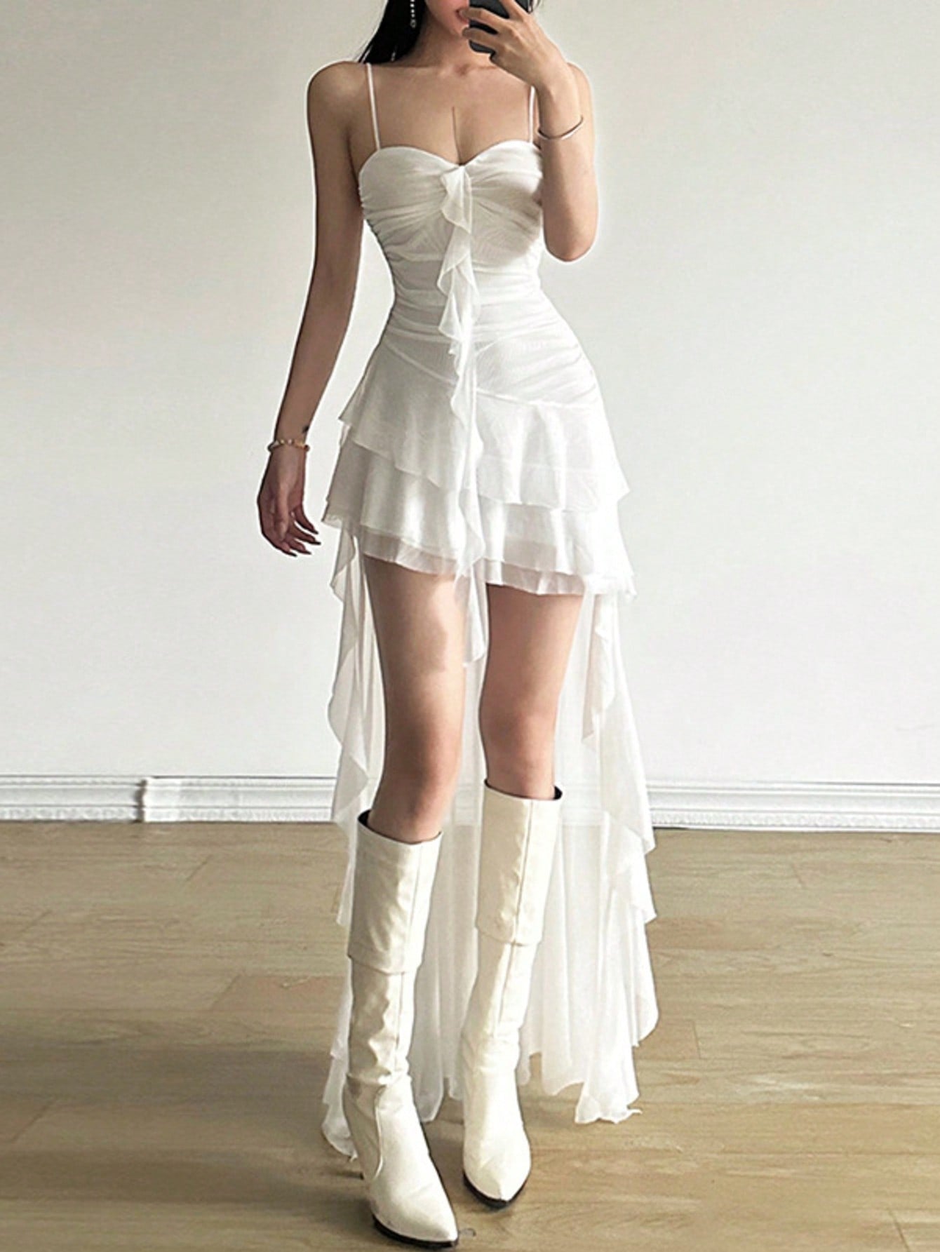 Vestido de tirantes ajustado de cintura alta de unicolor y deslumbrante con hombros descubiertos