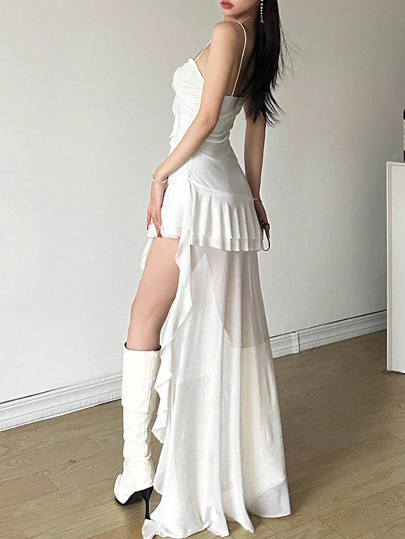 Vestido de tirantes ajustado de cintura alta de unicolor y deslumbrante con hombros descubiertos