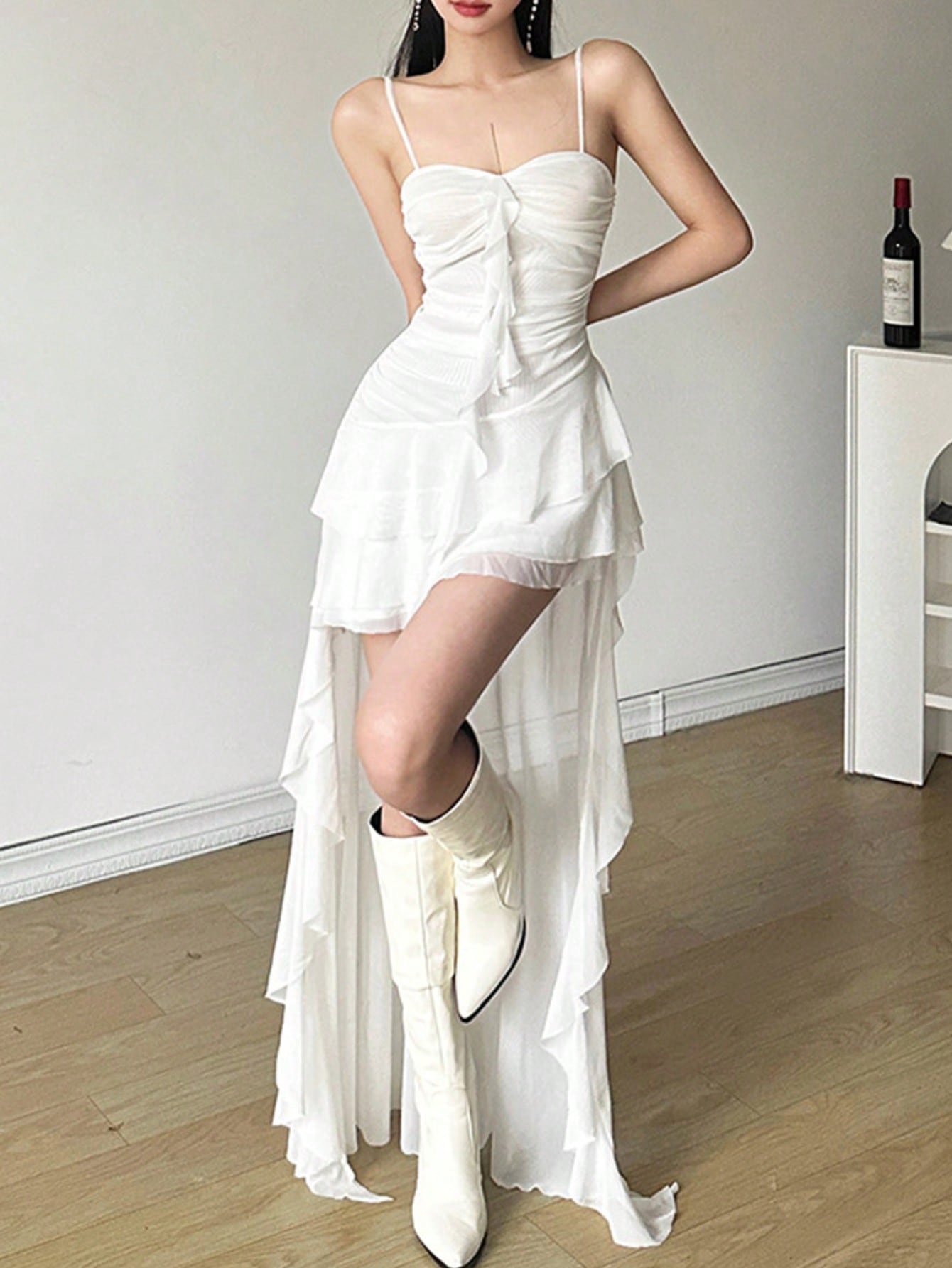 Vestido de tirantes ajustado de cintura alta de unicolor y deslumbrante con hombros descubiertos