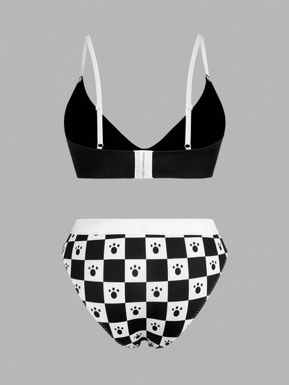 We Bare Bears X SHEIN Conjunto de sujetador inalámbrico y panty de talla grande con estampado gráfico de dibujos animados en blanco y negro a cuadros