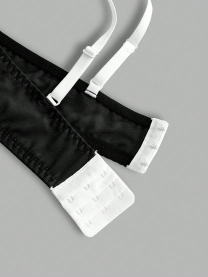 We Bare Bears X SHEIN Conjunto de sujetador inalámbrico y panty de talla grande con estampado gráfico de dibujos animados en blanco y negro a cuadros