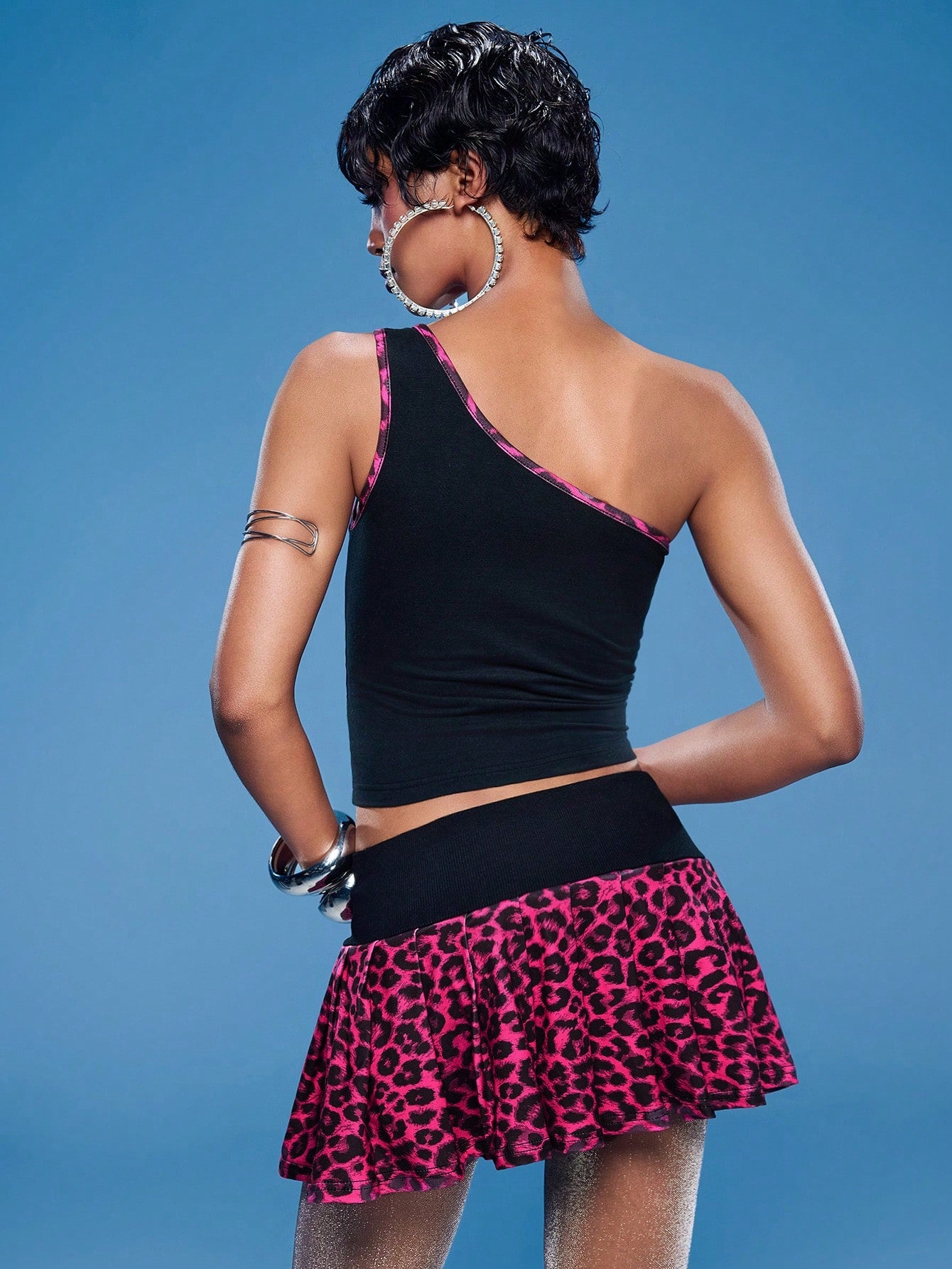 Winx Club X ROMWE Top de tirantes asimétrica con estampado retrato y parches con estampado de leopardo, con lazo decorativo