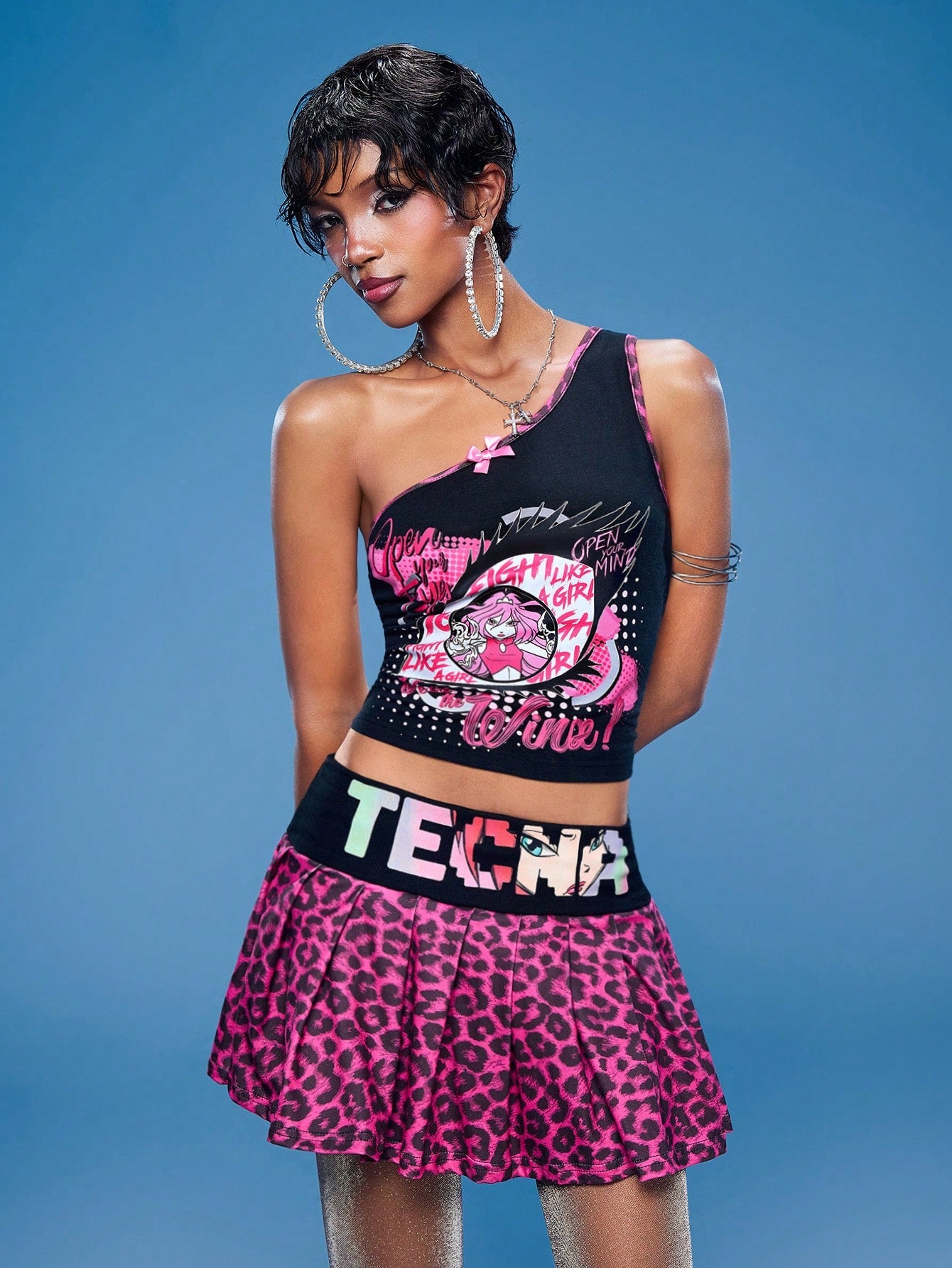 Winx Club X ROMWE Top de tirantes asimétrica con estampado retrato y parches con estampado de leopardo, con lazo decorativo